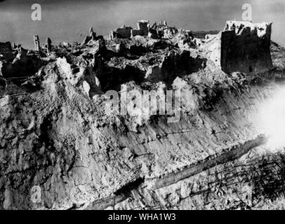 WW2: Cassino catturato dalle truppe alleate durante l'assalto finale sul comune condotta dalle truppe inglesi, mentre le truppe polacche hanno preso il monastero. Vista della abbazia monastero sulla collina dopo la cattura di truppe alleate, preso dall'aria. Foto Stock