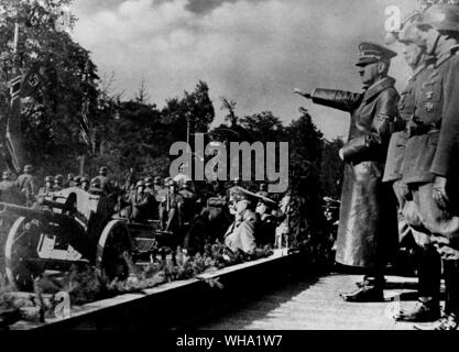 WW2: vittoriosa truppe tedesche marching passato Hitler a Varsavia in Polonia all'inizio della guerra. Sett. 1939. Foto Stock