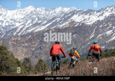 Mountain bike in Himalaya con vedute del Langtang mountain range in distanza, Nepal, Asia Foto Stock