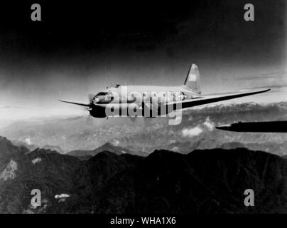 WW2: Curtiss C-46 Commando oltre la cresta di fuoco della gobba in rotta verso la Cina lungo i percorsi della divisione India-China, il trasporto aereo. Foto Stock