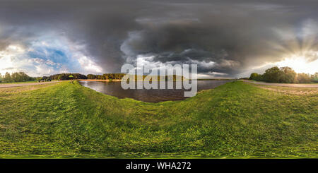 Visualizzazione panoramica a 360 gradi di Piena sferica perfetta hdri panorama a 360 gradi angolo di vista sulla riva del lago nella sera prima della tempesta con nuvole nere nel progetto equirettangolare