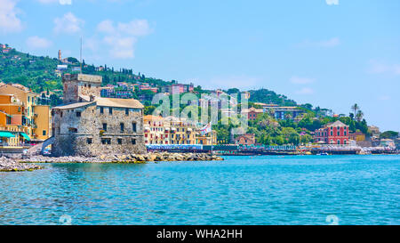 Waterfront medievale con castello di Rapallo sulla riva del mare, Rapallo, Italia Foto Stock