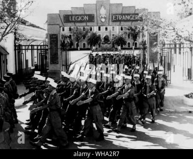 Xx febbraio1960: un distaccamento della Legione Straniera francese marche al di fuori della formazione HQ caserme in Sidi-Bel-Abbes, Algeria per la sfilata di un corteo in città. Foto Stock