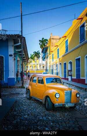 Yellow taxi in Trinidad, Sito Patrimonio Mondiale dell'UNESCO, Sancti Spiritus, Cuba, West Indies, America Centrale Foto Stock