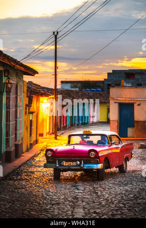 Vintage American taxi al crepuscolo in Trinidad, Sito Patrimonio Mondiale dell'UNESCO, Sancti Spiritus, Cuba, West Indies, America Centrale Foto Stock