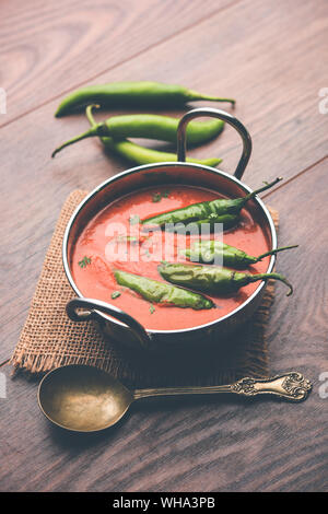 Hyderabadi mirchi ka Salan o verde freddo sabzi o curry. Ricetta di portata principale dell'India. Servita in un recipiente. Messa a fuoco selettiva Foto Stock