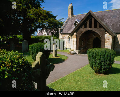 Visualizzare NW del Corpus Domini chiesa, Tremeirchion, il Galles del Nord, Regno Unito, che mostra una parte della circolare del sagrato con 12 tassi, quella fama di essere 800 anni Foto Stock