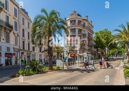 Una scena di strada in le Suquet città vecchia di Cannes, Alpes Maritimes, Cote d'Azur, Riviera Francese, Provenza, Francia, Mediterraneo, Europa Foto Stock