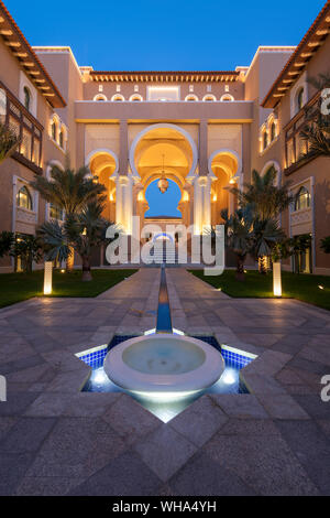 Funzione acqua e architettura di notte di hotel di lusso, Saadiyat island, Abu Dhabi, Emirati Arabi Uniti, Medio Oriente Foto Stock