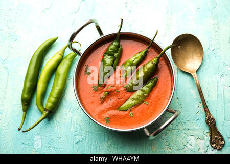 Hyderabadi mirchi ka Salan o verde freddo sabzi o curry. Ricetta di portata principale dell'India. Servita in un recipiente. Messa a fuoco selettiva Foto Stock