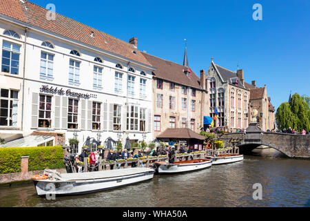 Gite in barca sulla Den Dijver canale di Bruges di fronte all'Hotel De Orangerie in Bruges, Belgio, Europa Foto Stock