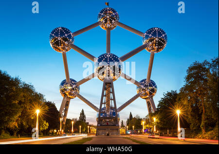 Atomium di Bruxelles di notte, Square de l'Atomium, Boulevard de Centaire, Bruxelles, Belgio, Europa Foto Stock