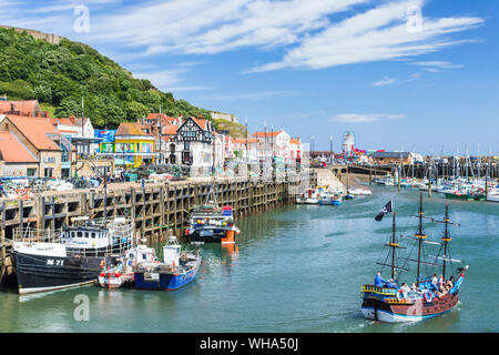 Tourist gite in barca da Scarborough Harbour in South Bay, Scarborough, North Yorkshire, Inghilterra, Regno Unito, Europa Foto Stock