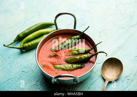 Hyderabadi mirchi ka Salan o verde freddo sabzi o curry. Ricetta di portata principale dell'India. Servita in un recipiente. Messa a fuoco selettiva Foto Stock