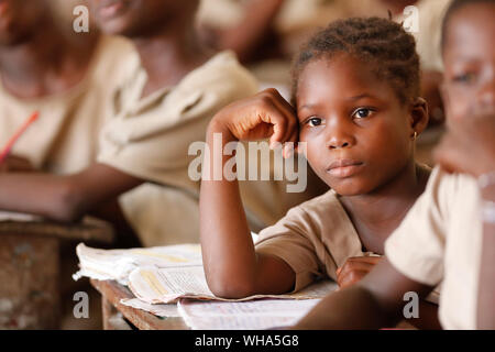 Africani scuola primaria, giovane ragazza in classe, a Lomé, Togo, Africa occidentale, Africa Foto Stock