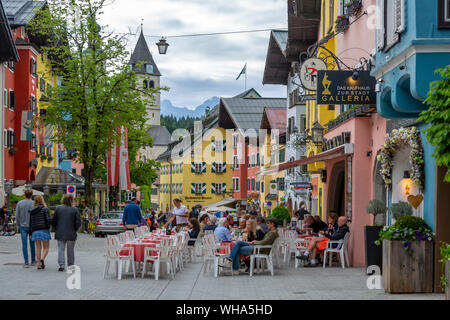 Vista dei visitatori godendo bevande fuori cafe su Vorderstadt, Kitzbuhel, Austriaca Tirolo, Austria, Europa Foto Stock