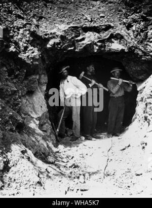 Tre uomini stavano in piedi in un tunnel, questi uomini hanno appena iniziato a foro di uno dei tre tunnel attraverso le aspre montagne Wasatch. La coppia di destra sono la perforazione di un foro in cui impostare una carica di polvere di sabbiatura. Foto di Russell 1868 Foto Stock
