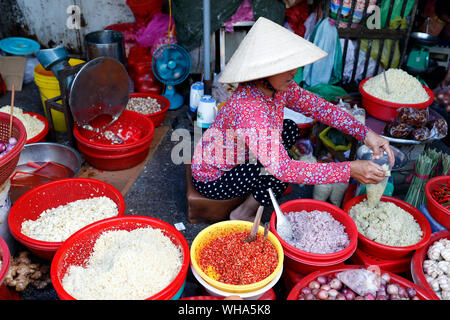 Donna vietnamita lavora al mercato, Ho Chi Minh City, Vietnam, Indocina, Asia sud-orientale, Asia Foto Stock