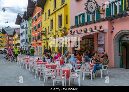 Vista dei visitatori godendo bevande fuori cafe su Vorderstadt, Kitzbuhel, Austriaca Tirolo, Austria, Europa Foto Stock