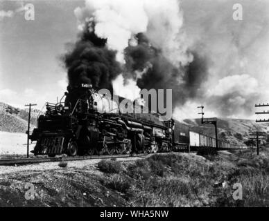 Union Pacific . Classe locomotiva a vapore. 4-8-8-4 disposizione della ruota . Big Boy designazione della classe. Prima di tipo costruito nel 1941 per il servizio merci. Locomotiva e stringa di PFE vetture in Echo Canyon dello Utah Foto Stock