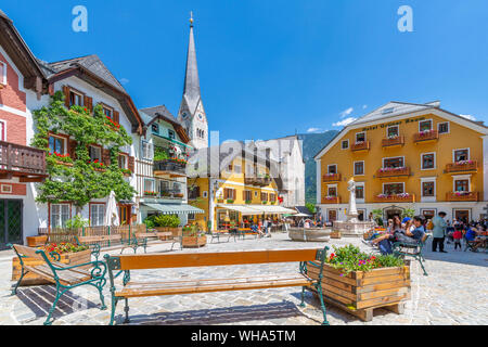 Vista di Marktplatz nel villaggio di Hallstatt, Sito Patrimonio Mondiale dell'UNESCO, la regione di Salzkammergut delle Alpi, Salisburgo, Austria, Europa Foto Stock