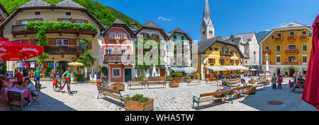 Vista di Marktplatz nel villaggio di Hallstatt, Sito Patrimonio Mondiale dell'UNESCO, la regione di Salzkammergut delle Alpi, Salisburgo, Austria, Europa Foto Stock