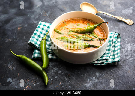 Hyderabadi mirchi ka Salan o verde freddo sabzi o curry. Ricetta di portata principale dell'India. Servita in un recipiente. Messa a fuoco selettiva Foto Stock