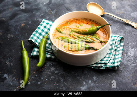 Hyderabadi mirchi ka Salan o verde freddo sabzi o curry. Ricetta di portata principale dell'India. Servita in un recipiente. Messa a fuoco selettiva Foto Stock