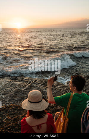 I turisti godersi il tramonto a dal Tempio Tanah Lot, Bali, Indonesia, Asia sud-orientale, Asia Foto Stock