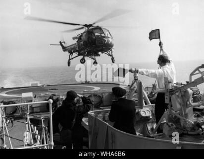 Wasp elicottero preparazione a terra del dispositivo HMS Ashanti. Ottobre 1964. Le navi della Royal Navy visita a Portland per circa 7 settimane all'inizio della loro commissione. Durante questo periodo di tempo sono sotto il comando della bandiera ufficiale della formazione del mare e molto del loro tempo viene speso in mare esercitando con altre unità navali, sottomarini e aerei. Foto Stock