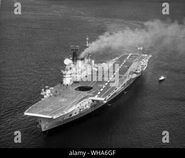 HMS Eagle va a prove in mare Foto Stock