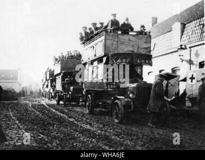 Prima battaglia di Ypres . Secondo Battaglione Royal Warwickshire reggimento di essere trasportati da autobus di Londra attraverso Dickenbusch. a Ypres 6 Novembre 1914 Foto Stock