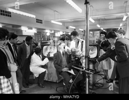 Un gruppo di studenti di medicina dalla Nigeria Pakistan in Inghilterra e in Scozia il circuito di utilizzo della televisione per lo studio dell'ottica nel nuovo reparto di Neuro Psicologia presso l Università di Edimburgo Foto Stock