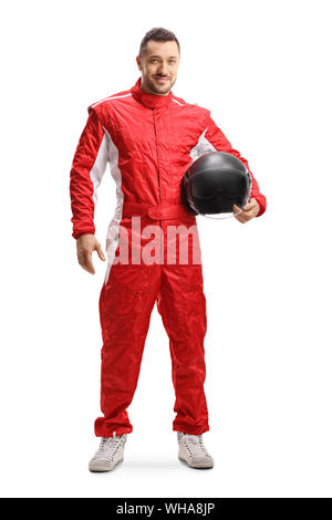 A piena lunghezza Ritratto di un corridore in un rosso uniforme tenendo un casco e sorridente isolati su sfondo bianco Foto Stock