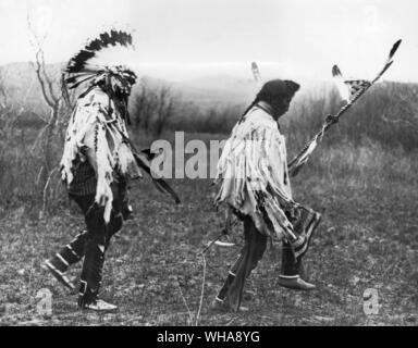 Vista del Chief Medicina Crow leader della danza. Crow. Montana. Medicina Crow era un guerriero dal primo tempo ha andato sulla warpath all'età di quindici anni fino alla sua ultima battaglia nel 1877. Egli ha raggiunto chieftaincy circa 1870 all età di ventidue, e da allora ha impostato il ritmo per aspiranti giovani guerrieri del suo popolo. Fino alla sua morte nel 1920, all'età di settantadue, egli era una prenotazione chief, interessati a contribuire il corvo tribù imparare a vivere in modi dell'uomo bianco al più presto e nel modo più efficiente possibile. Egli è andato a vedere il grande padre a Washington molte volte a nome della sua Foto Stock