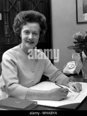 La Signora Barbara Castle inizia a lavorare nel suo ufficio presso il Ministero del Lavoro in St James's Square di Londra. La Signora Barbara Castle nominato segretario di Stato per l'occupazione e produttività nel rimpasto di governo venerdì scorso, ha preso il suo nuovo appuntamento di oggi. Onorevole Castello ex ministro dei Trasporti prende in consegna dal signor Ray Gunter. Dal 8 Aprile 1968 Foto Stock