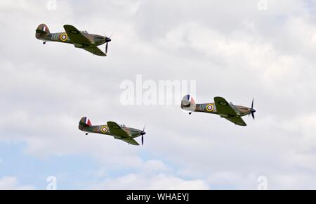 3 Hawker uragani (G-HRLI / G-HURI / G-HUPW) volare in formazione a Shuttleworth Airshow militare il 7 Luglio 2019 Foto Stock