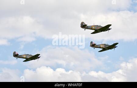 3 Hawker uragani (G-HRLI / G-HURI / G-HUPW) volare in formazione a Shuttleworth Airshow militare il 7 Luglio 2019 Foto Stock