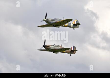 Hawker Hurricane Mk. I "P3717" (G-HITT) volare in formazione con mare Hawker Hurricane Mk Ib (G-BKTH) al 2019 Airshow militare a Shuttleworth Foto Stock