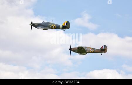 Hawker Hurricane Mk. I "P3717" (G-HITT) e Mare Hawker Hurricane Mk Ib (G-BKTH) volare in formazione a 2019 Shuttleworth Airshow militare Foto Stock