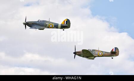 Hawker Hurricane Mk. I "P3717" (G-HITT) e Mare Hawker Hurricane Mk Ib (G-BKTH) volare in formazione a 2019 Shuttleworth Airshow militare Foto Stock