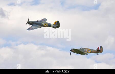 Hawker Hurricane Mk. I "P3717" (G-HITT) e Mare Hawker Hurricane Mk Ib (G-BKTH) volare in formazione a 2019 Shuttleworth Airshow militare Foto Stock