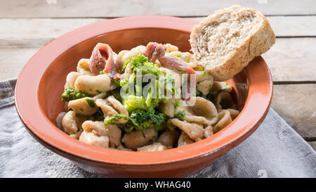 In casa integrali pasta italiana, un piatto tradizionale in Puglia, Italia meridionale, orecchiette con cime di rapa e acciughe salate, servita a Bari Foto Stock