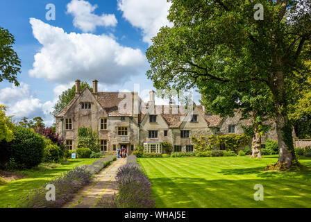 Avebury Manor House grado che ho elencato la Manor House nel grazioso villaggio di Avebury Wiltshire, Inghilterra UK GB Europa Foto Stock