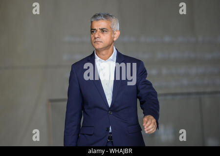 Varsavia, Polonia. 02Sep, 2019. Sindaco di Londra, Sadiq Khan arriva per una conferenza stampa presso la POLIN Museo di Storia di ebrei polacchi a Varsavia. Credito: SOPA Immagini limitata/Alamy Live News Foto Stock