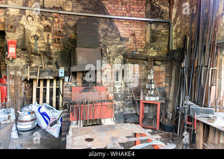 L'interno del Acorn Smithy nel villaggio Costwold di Didbrook, GLOUCESTERSHIRE REGNO UNITO Foto Stock