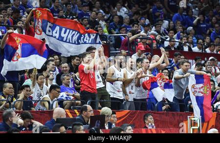 Foshan, la Cina della provincia di Guangdong. 2 Sep, 2019. Gli appassionati di Serbia il tifo per la loro squadra durante il gruppo D match tra Serbia e le filippine al 2019 FIBA World Cup di Foshan, Cina del sud della provincia di Guangdong, Sett. 2, 2019. Credito: Xue Yubin/Xinhua/Alamy Live News Foto Stock