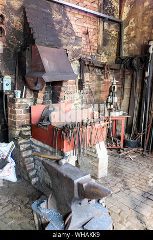 L'interno del Acorn Smithy nel villaggio Costwold di Didbrook, GLOUCESTERSHIRE REGNO UNITO Foto Stock