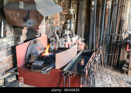 L'interno del Acorn Smithy nel villaggio Costwold di Didbrook, GLOUCESTERSHIRE REGNO UNITO Foto Stock