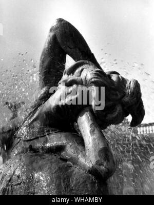 Uno dei quattro ninfe di acqua sulla Fontana di Naiads in Piazza della Republica Foto Stock